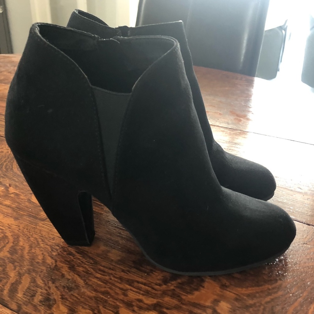 Black block heel bootie